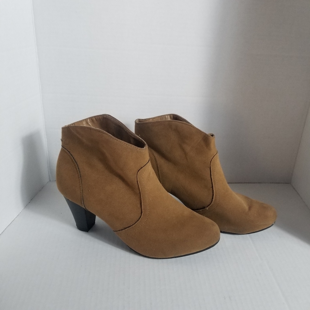 WET SEAL BROWN HEELED BOOTS SIZE 8
